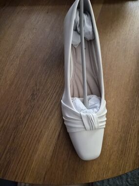 Women's White, Knot-Accent  Pumps.NWT